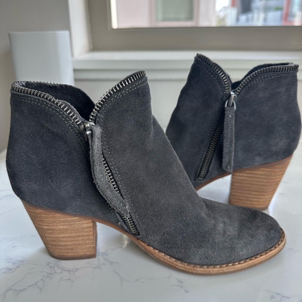 Dolce Vita Jana Grey suede double zip bootie, size 6